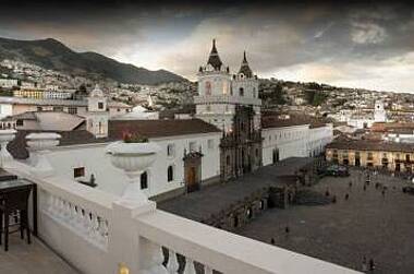 Terrasse der Casa-Gangotena in Quito mit Blick auf die Stadt