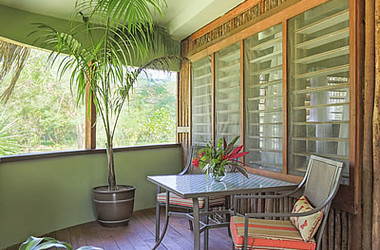 Überdachte Veranda der Doppel Casita in der Bocawina Rainforest Lodge