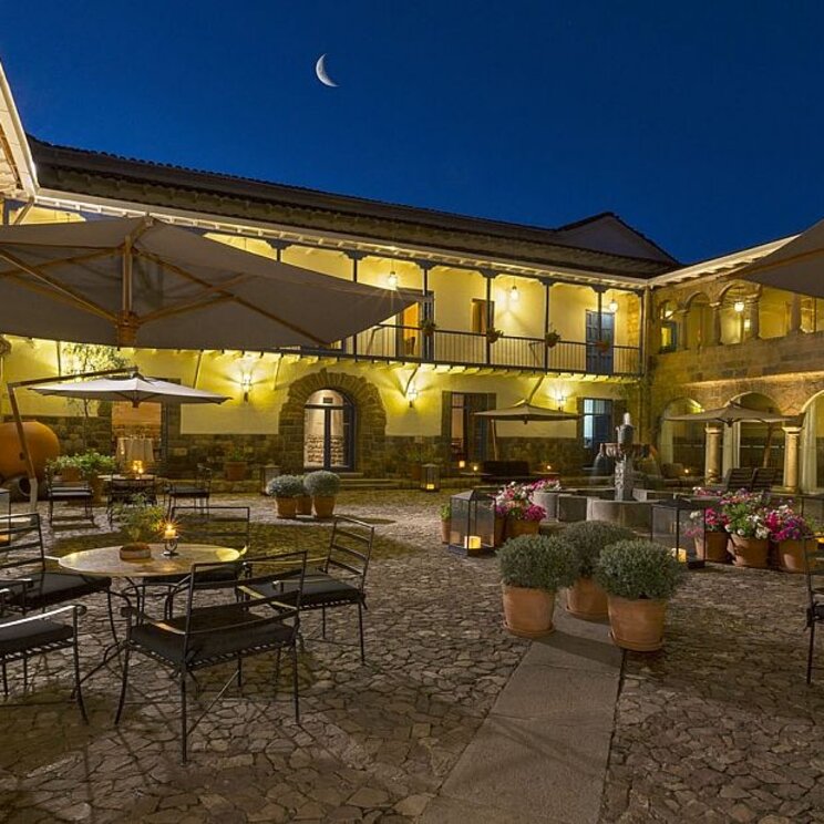 Restaurant und Essbereich im erleuchteten Innenhof im Hotel Palacio Del Inka Cusco, Peru