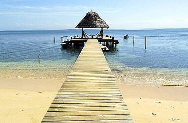 Steg zu einem Pavillon im Meer im Al Natural Resort, Bocas del Toro