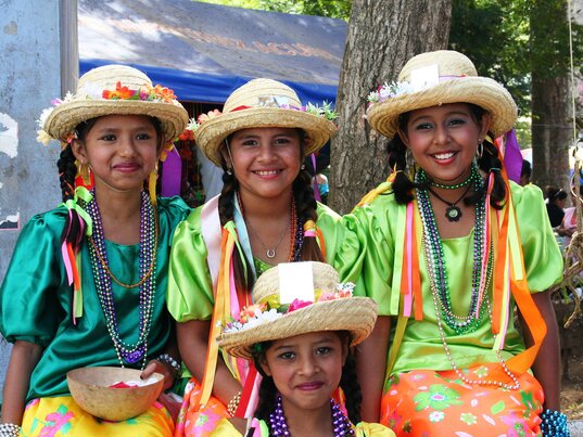 Vier Mädchen in nicaraguanischer Tracht