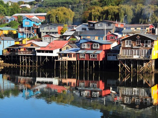 Bunte Pfahlhäuser auf Chiloe