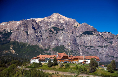 Das Llao Llao Hotel vor den Bergen Tronador und Cerro Lopez