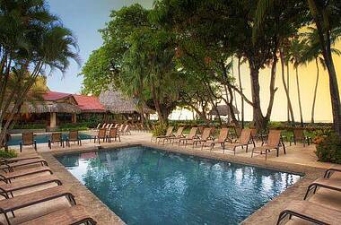 Beachfront Pool des Tamarindo Diria Hotels