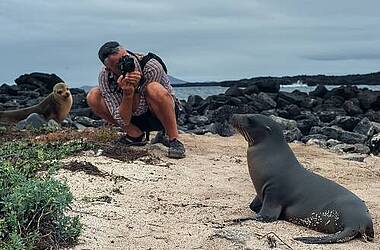 Seelöwen fotografieren als Aktivität an Bord der Yacht Beagle auf Galapagos Cruise, Ecuador, Boyd Hendrikse