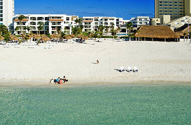 Weißer Sandstrand der Hotelanlage Beachscape Kin Ha Villas & Suites, Cancún
