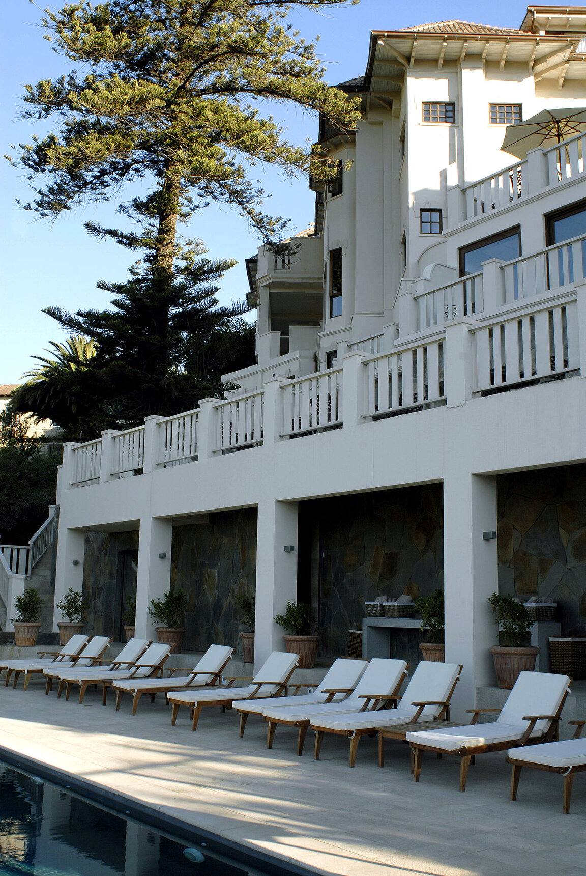 Poolterrasse mit Liegestühlen des Casa Higueras