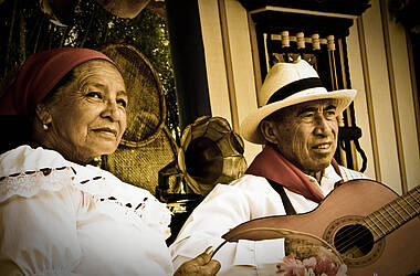 Kolumbianisches Musiker-Paar mit Gitarre