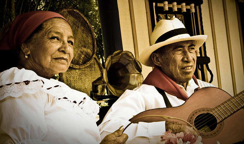 Kolumbianisches Musiker-Paar mit Gitarre