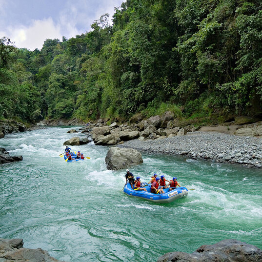 Rafting-Tour auf dem Pacuare Fluss, Costa Rica, mit Kajaks im türkisgrünen Wasser.