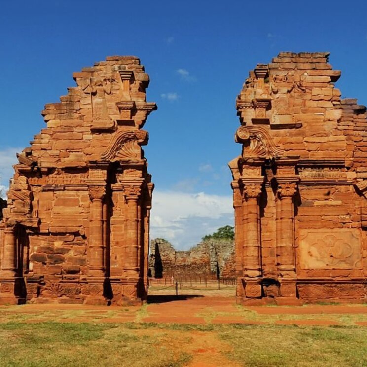 Die Jesuitenruinen von San Ignacio in Paraguay mit gut erhaltenen roten Sandsteinstrukturen und historischem Charme.