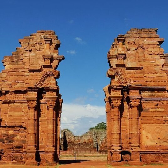 Die Jesuitenruinen von San Ignacio in Paraguay mit gut erhaltenen roten Sandsteinstrukturen und historischem Charme.