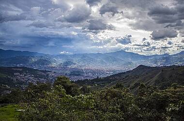 Die Stadt Medellín umgeben von Bergen