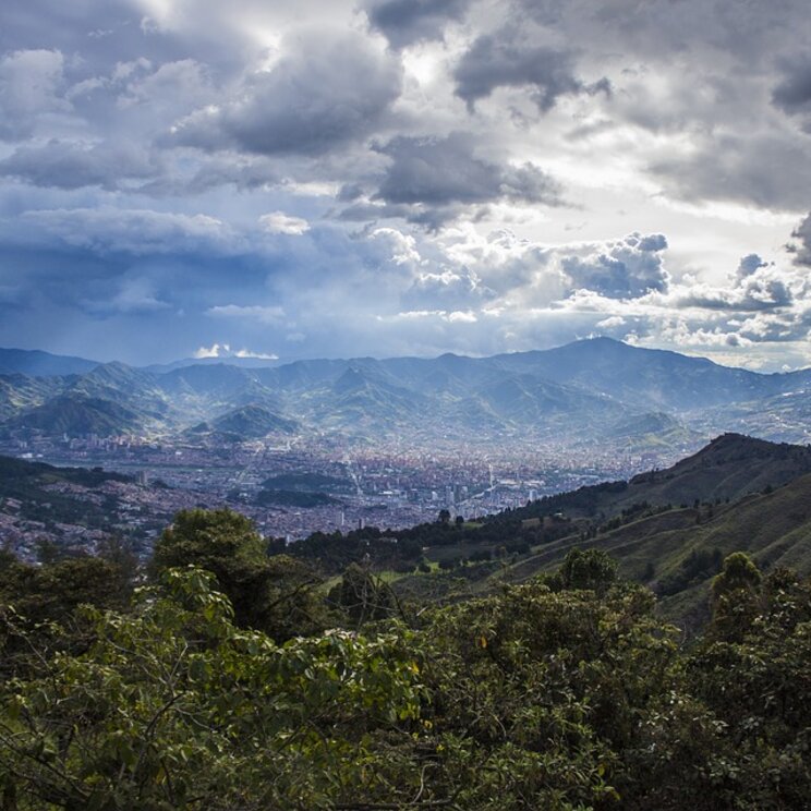 Die Stadt Medellín umgeben von Bergen