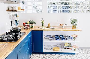 Weiß-blaue Küchenzeile im Hotel Casa Legado Bogotá