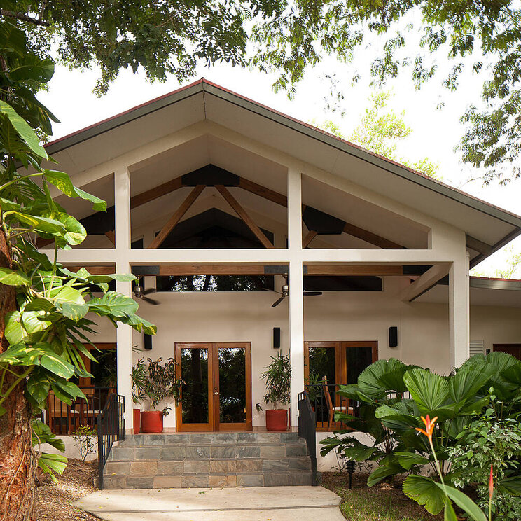 Eingangsbereich des Ka'ana Resort in San Ignacio, Belize mit moderner Architektur.