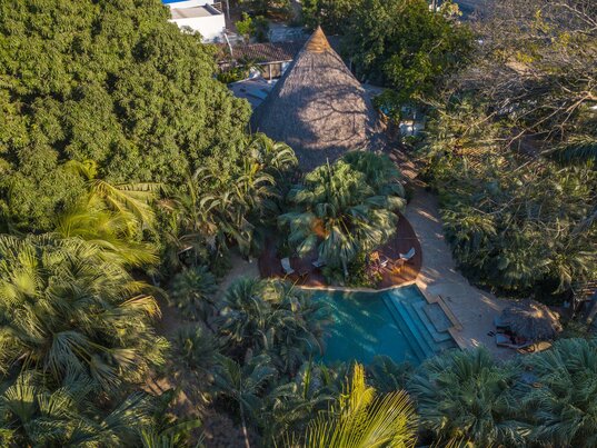 Luftaufnahme des Hotels Pasatiempo in Tamarindo, eingebettet in dichte tropische Vegetation.