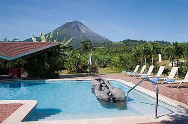 Pool mit Blick auf den Vulkan im Arenal Springs Hotel