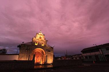 Die hell erstrahlte Iglesia de Balbanera als eine Station mit dem Tren Crucero