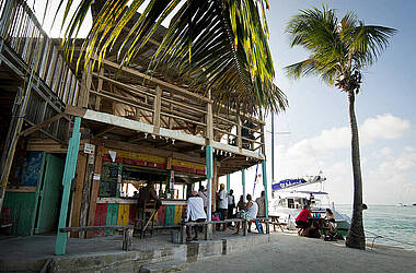 Bar am Strand in Belize