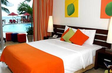 Farbenfrohes Zimmer mit Meerblick im Hotel Decameron Los Delfines, San Andrés