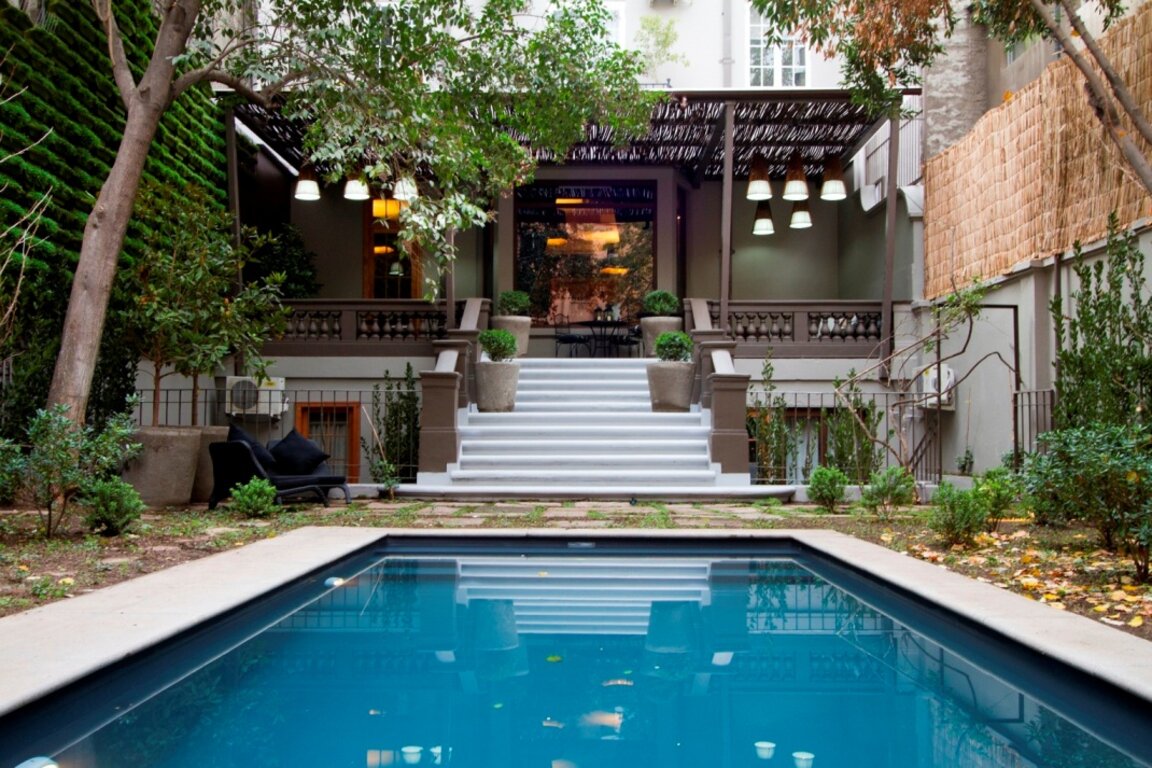 Terrasse und Pool des Lastarria Hotel Boutique in Santiago de Chile