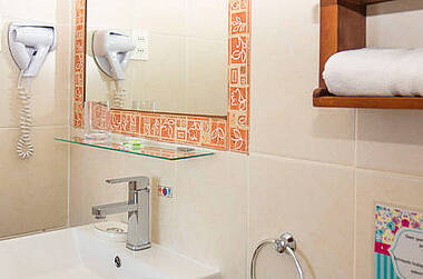 Waschbecken und Spiegel Bad im Hotel Albatros im Punta Arenas