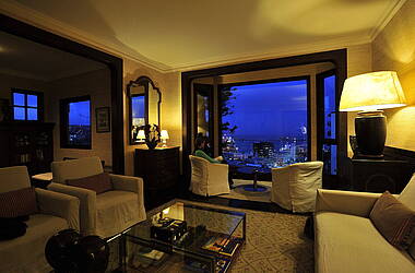 Lounge im Hotel Casa Higueras mit Blick auf das abendliche Valparaiso