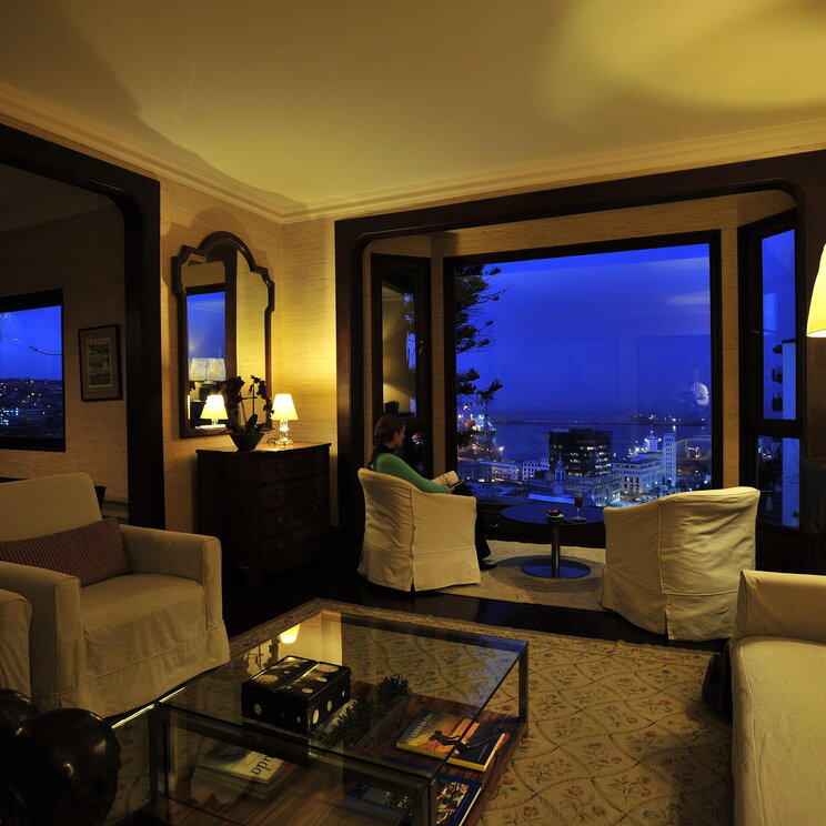 Lounge im Hotel Casa Higueras mit Blick auf das abendliche Valparaiso