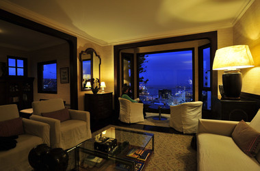 Lounge im Hotel Casa Higueras mit Blick auf das abendliche Valparaiso