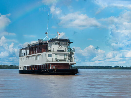 Das zweigeschossige Kreuzfahrtschiff Jungle Experiences - La Perla Amazonas Cruise, Peru