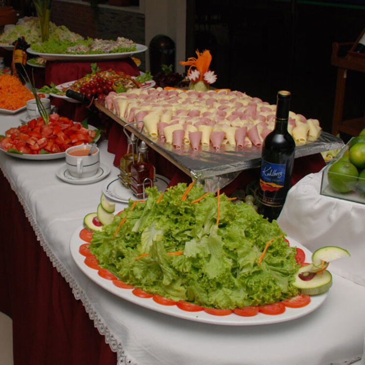 Buffet im Hotel Cortez mit Platten voller Aufschnitt, frischem Salat, Tomaten und Limetten.