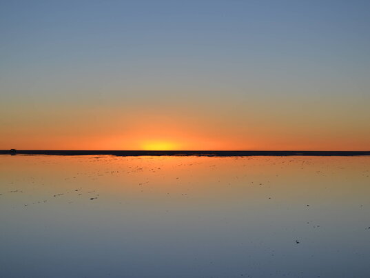 Sonnenaufgang in der Salzwüse Salar de Uyuni, Bolivien