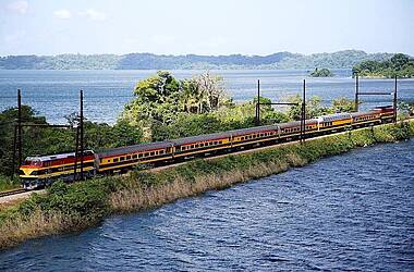 Komplette Ansicht des rot-gelben Panama Canal Railway train
