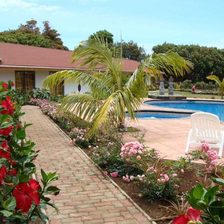 Weg zum Pool des Hotel Puku Vai