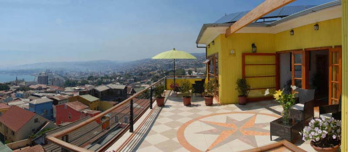 Terrasse des Hotels Acontraluz mit Blick auf Valparaiso