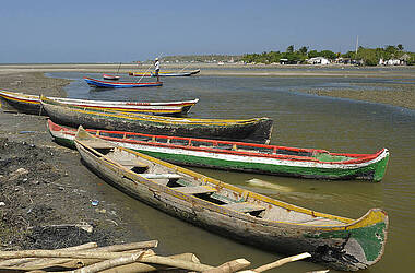 Holzboote liegen vor Anker am Fluss von Cartagena