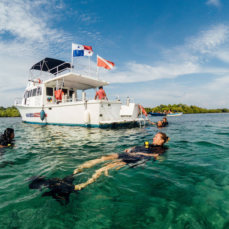 Schwimmboot des Hotels Divers Paradise Boutique Hotel