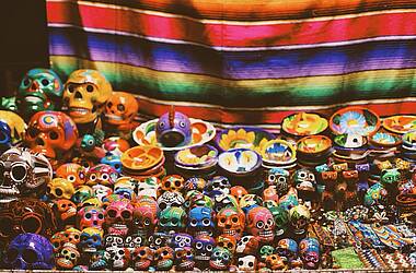 Mexikanische Totenköpfe und farbenfrohes Kunsthandwerk