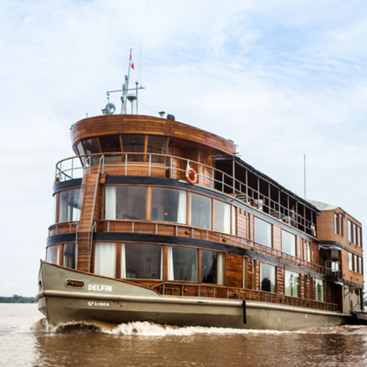 Das dreigeschossige Kreuzfahrtschiff Delfin II auf Amazonas Cruise, Peru
