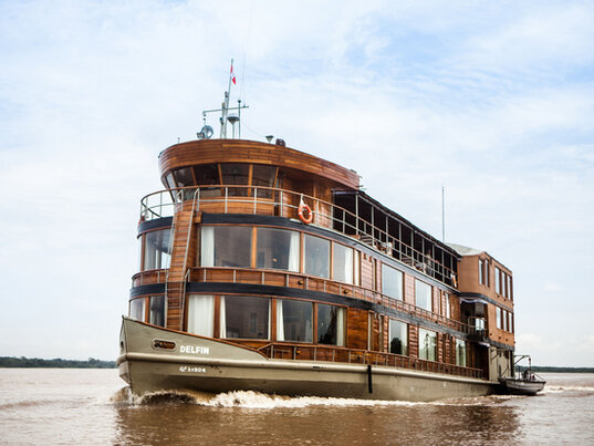 Das dreigeschossige Kreuzfahrtschiff Delfin II auf Amazonas Cruise, Peru