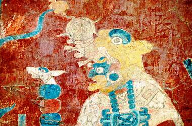 indigenes Wandbild eines Mayakriegers mit Maske und Tier