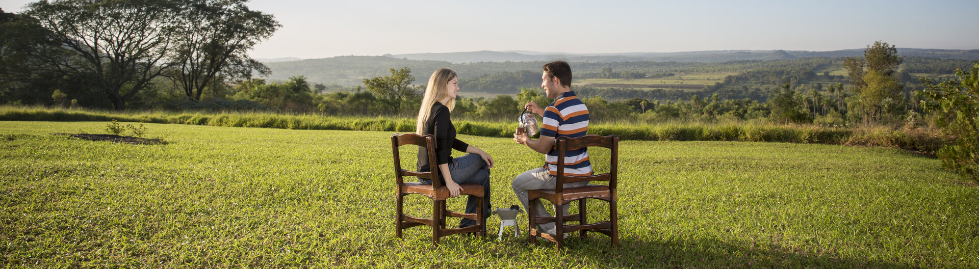 2 Personen trinken Mate auf einer Wiese in Paraguay