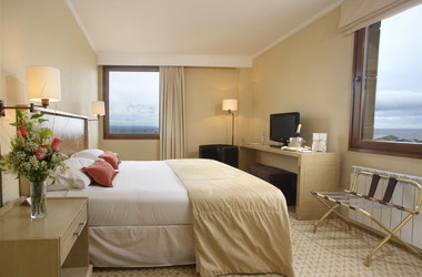 Doppelzimmer im Hotel Cabo de Hornos mit Blick auf die Magellanstraße und Punta Arenas