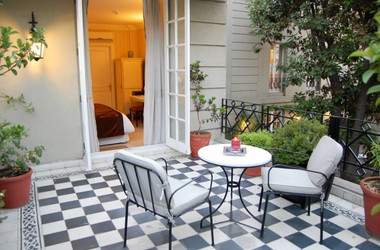 Terrasse mit Blick ins Luxuszimmer des Le Reve Hotel Boutique