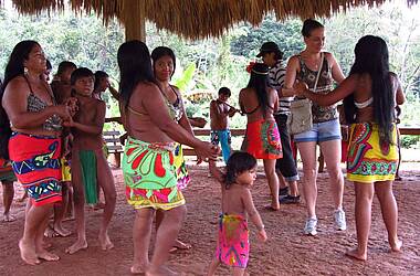 Embera Indianer tanzen mit Besuchern