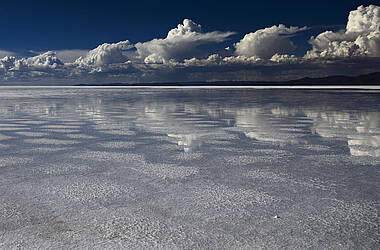 Wolken spiegeln sich in den Salzseen der Salar de Uyuni