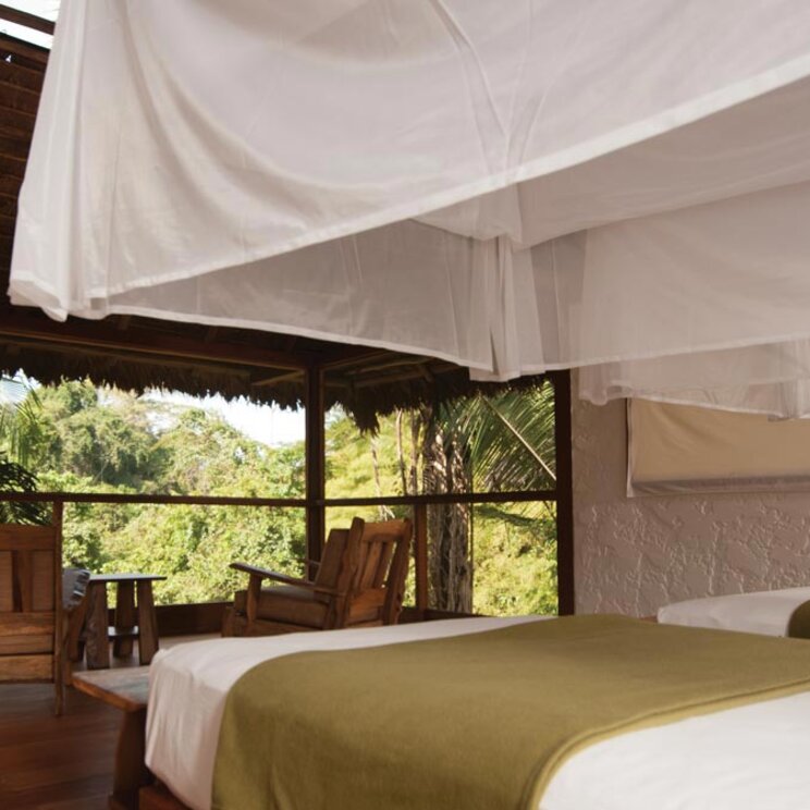 Bungalow mit Bett in der Inakterra Hacienda Concepcion in Puerto Maldonado, Amazonas von Peru
