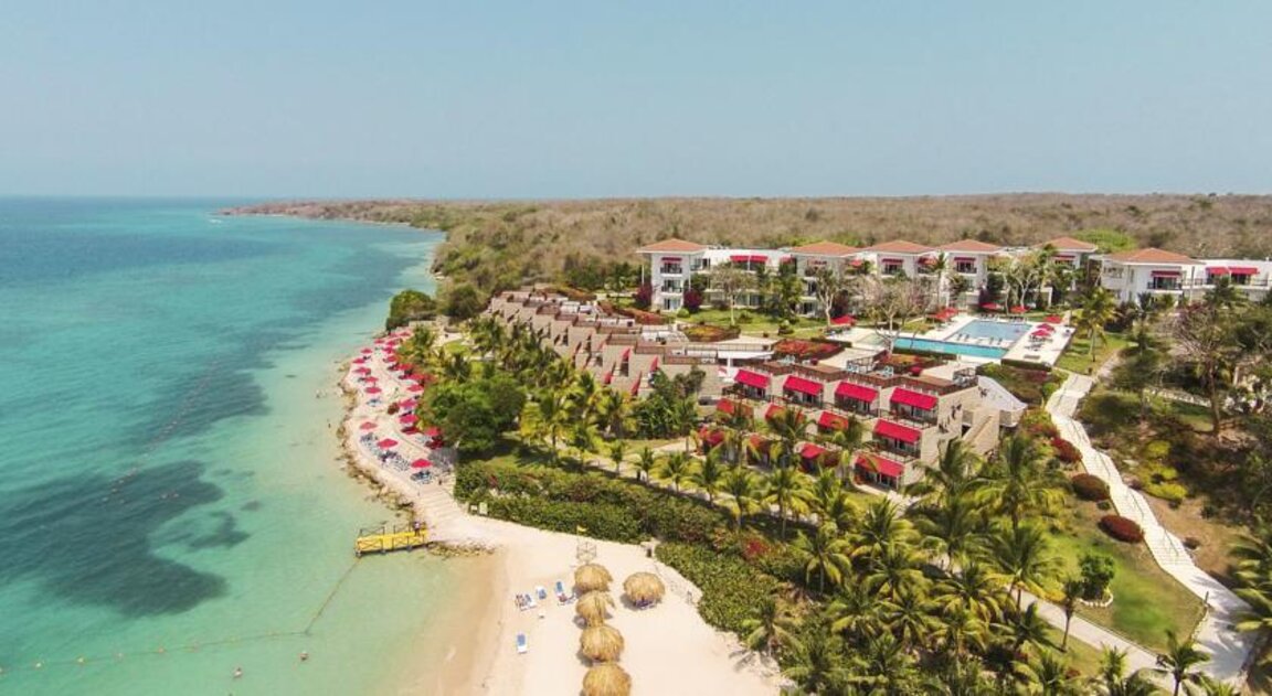 Ansicht über die Hotelanlage Decameron Baru mit weißem Sandstrand, Isla de Baru, Cartagena
