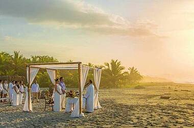 Hochzeit am einsamen Sandstrand im Hotel Gitana Del Mar Boutique Beach Resort, Karibikküste von Buritaca